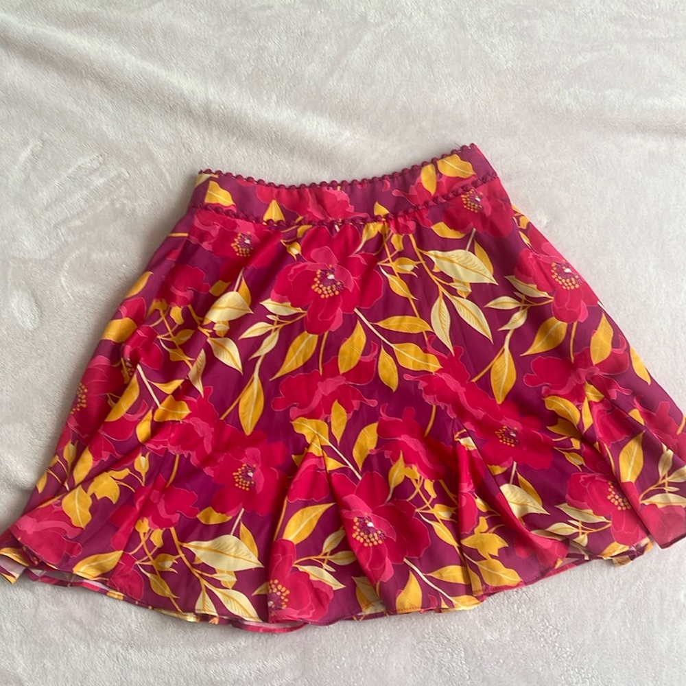 Bebe waistband trim detail printed flowery godet skirt Size 0 NEW WITH TAGS*